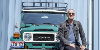 Tom Hanks prodává svou Toyotu. Jeho podpis na palubní desce ztrojnásobil cenu