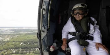 Válečná veteránka slaví 100. narozeniny. Rozhodla se k výletu v bojové helikoptéře