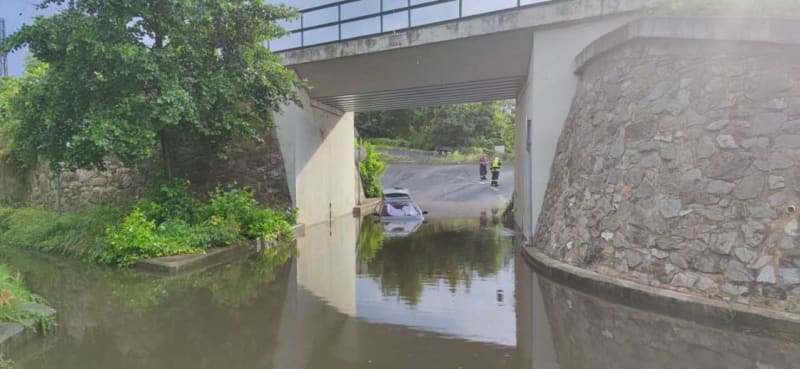 Auto voda z dešťů uvěznila pod viaduktem kousek od východního nádraží v Děčíně. 