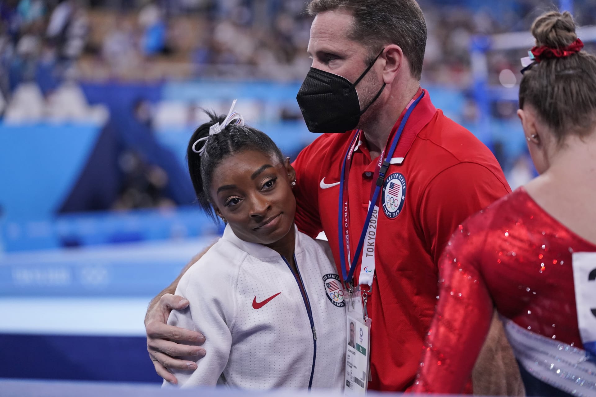 Americká gymnastka Simone Bilesová se svým trenérem Laurentem Landim