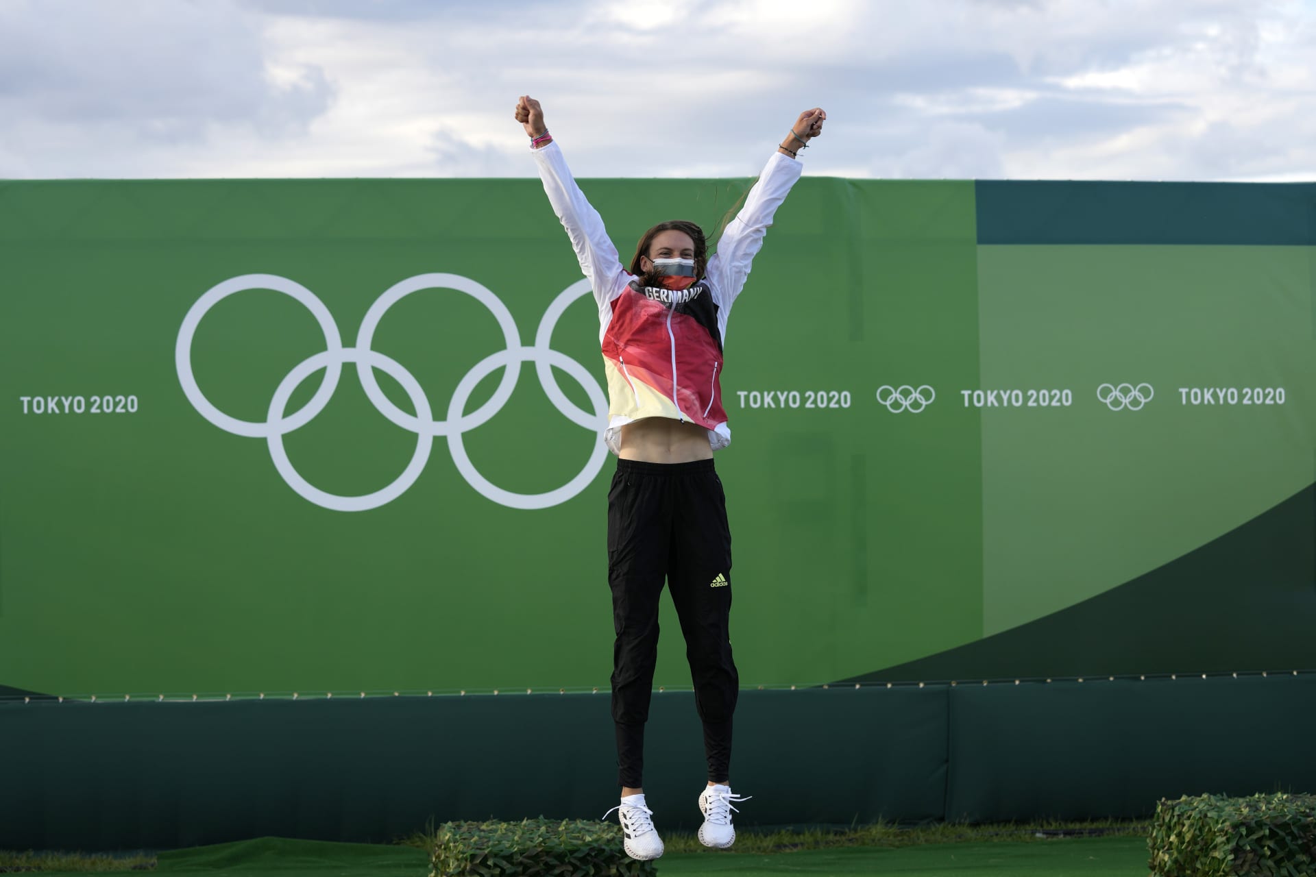 Ricarda Funková skáče radostí na nejvyšším stupni po svém triumfu na olympijských hrách v Tokiu.