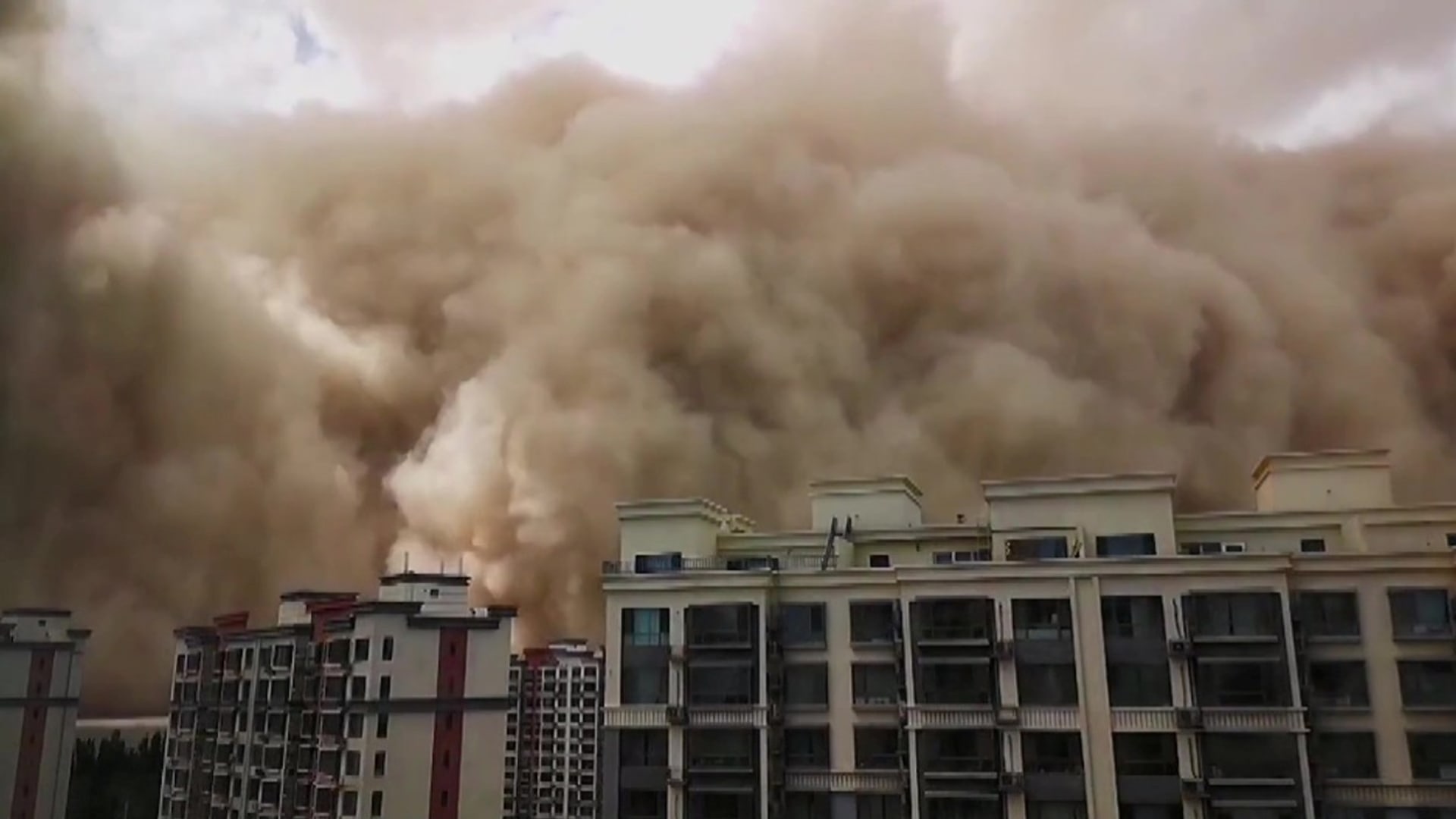 Obří písečná bouře se prohnala městem Tun-chuang 