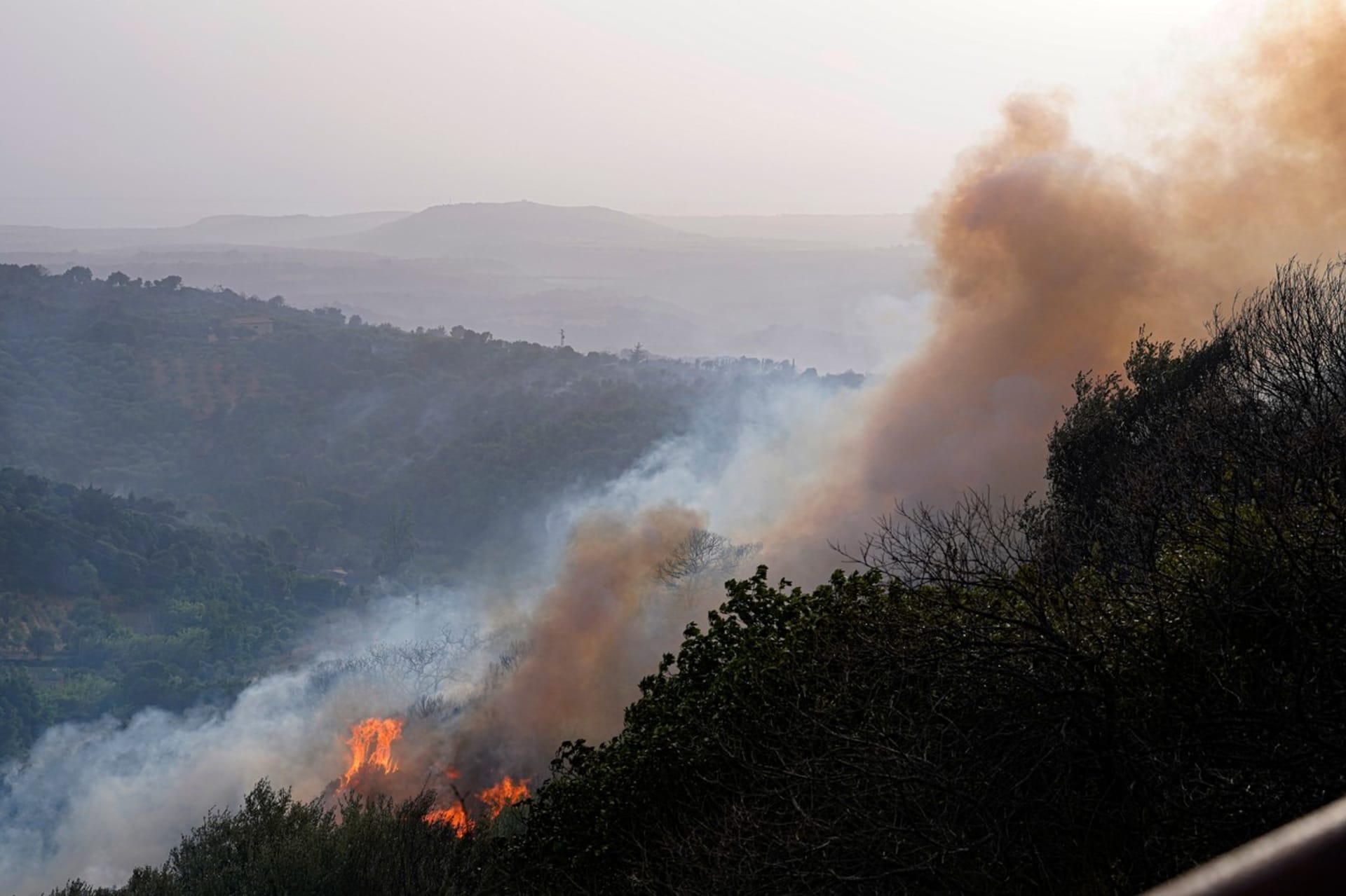 Požáry ničí italský ostrov Sardinie.