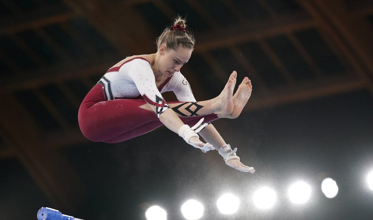 Německá gymnastka Sarah Vossová v akci na olympiádě v Tokiu