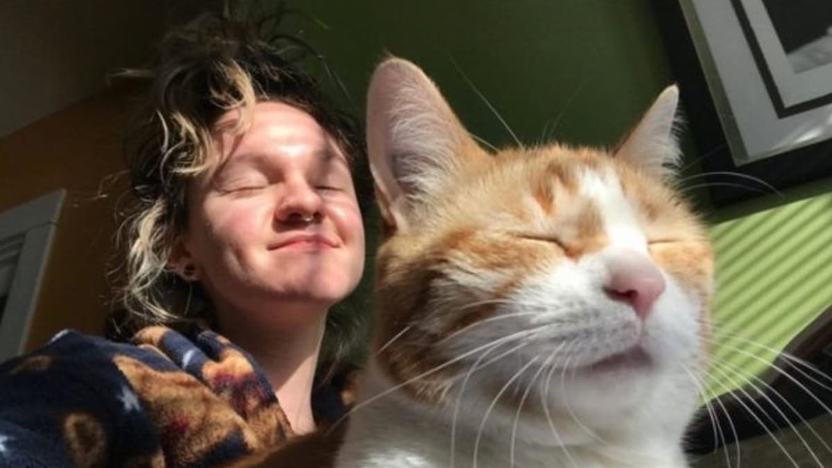Nikdy neztrácejte naději, vzkázala Hobbinsová lidem poté, co se její kočka vrátila po kremaci domů. (Autor: Desiree Hobbins)