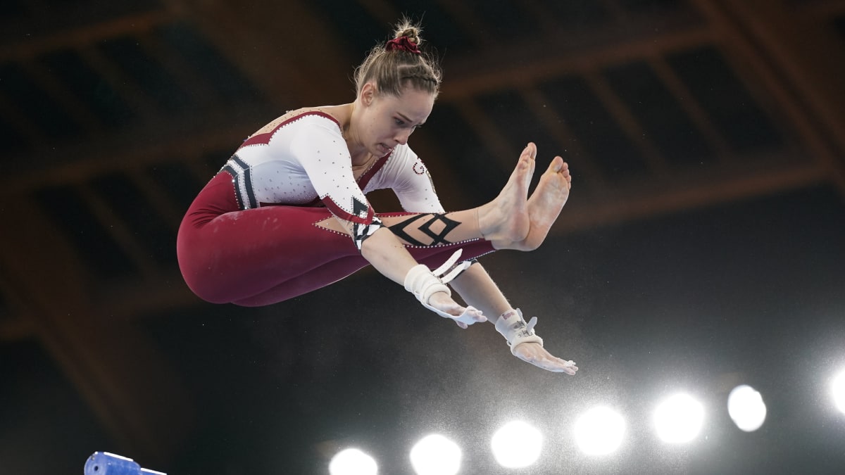 Německá gymnastka Sarah Vossová v akci na olympiádě v Tokiu