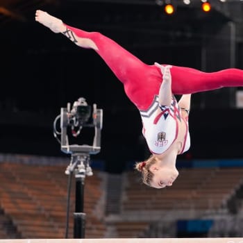 Německá gymnastka Sarah Vossová stejně jako její krajanky oblékla pro hry v Tokiu netradiční legíny.