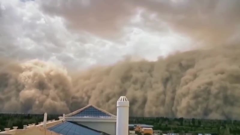 Obří písečná bouře se prohnala městem Tun-chuang 