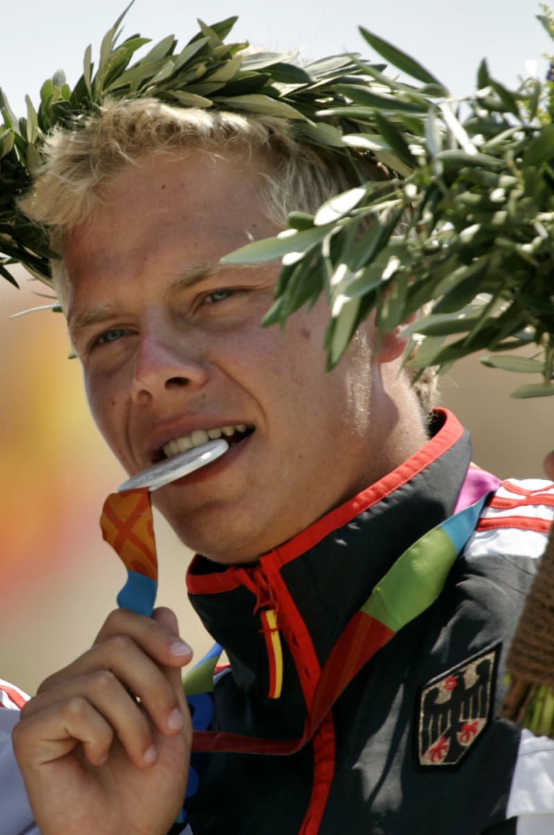 Stefan Henze získal stříbro jako člen německé posádky C2 ve vodním slalomu na olympijských hrách v Aténách 2004. 2004