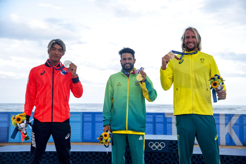 Brazilský surfař Italo Ferreira slaví historicky první zlato na olympijských hrách.