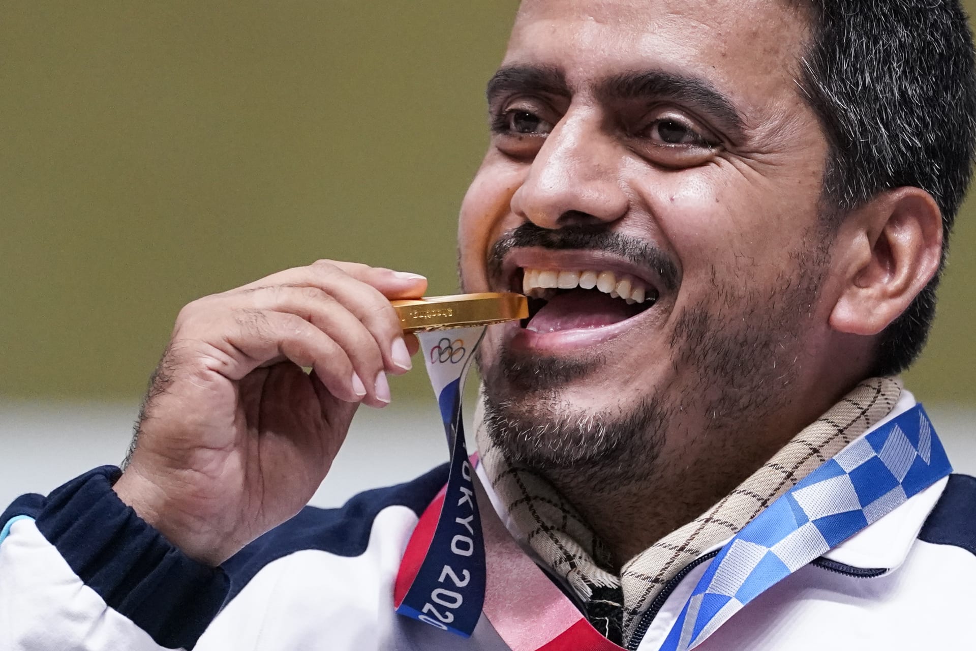 Džavád Forúghí na olympijských hrách získal pro Írán zlatou medaili za střelbu ze vzduchové pistole.