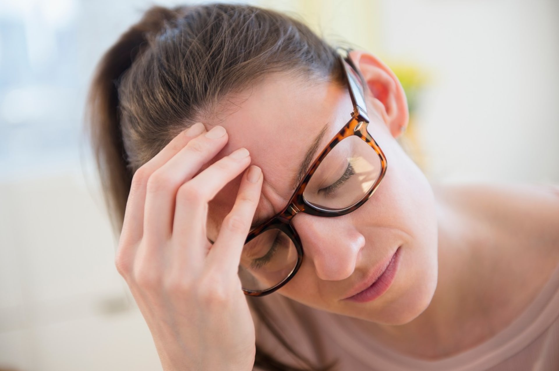 Mezi časté postcovidové příznaky patří bolest hlavy a únava (ilustrační foto).