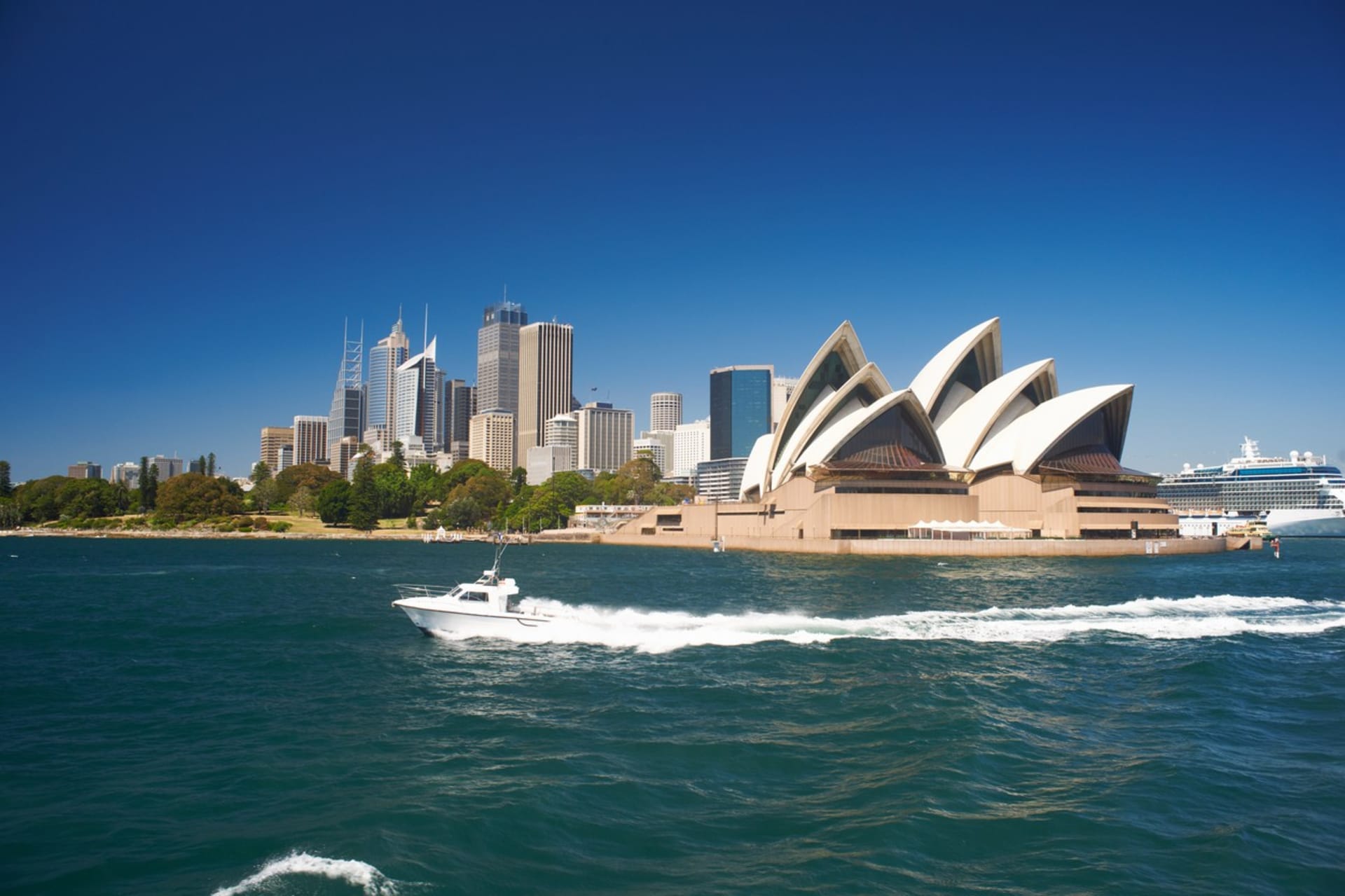 Australské úřady o měsíc prodloužily uzávěru Sydney, nedaří se mu snížit denní přírůstky nákaz.