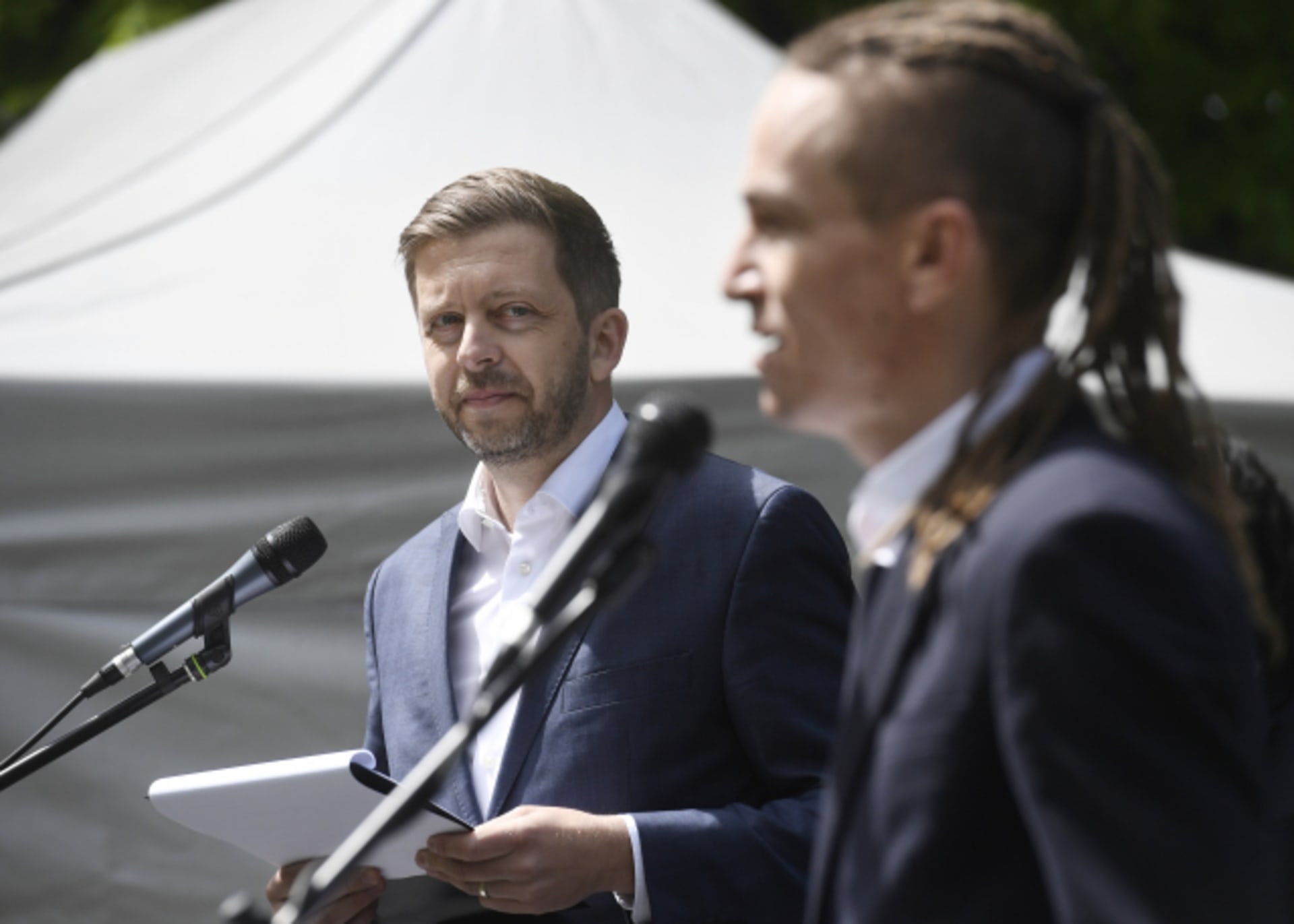 Předsedové Vít Rakušan a Ivan Bartoš si pochvalují koaliční spolupráci. 