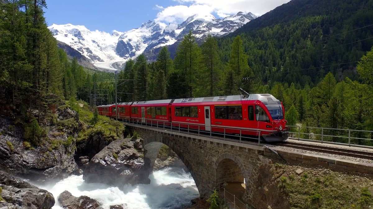 Bernina Express přejíždí přes most.