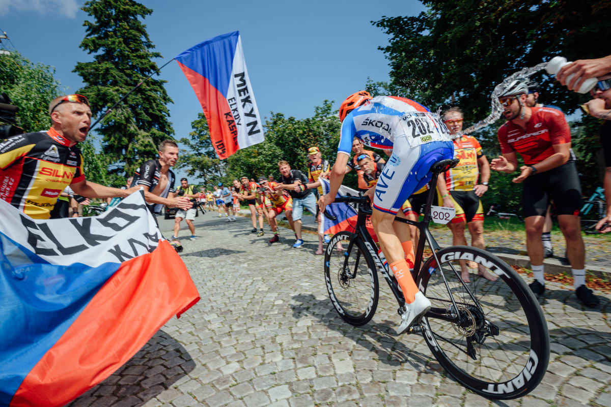 Diváci vytvářejí v Česku tradičně divokou atmosféru při cyklistických závodech.
