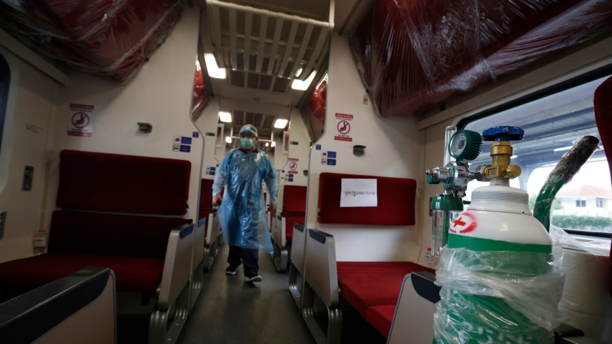 Thajsko vypravilo covidový vlak, nemocní s mírnými příznaky musí pryč z Bangkoku.