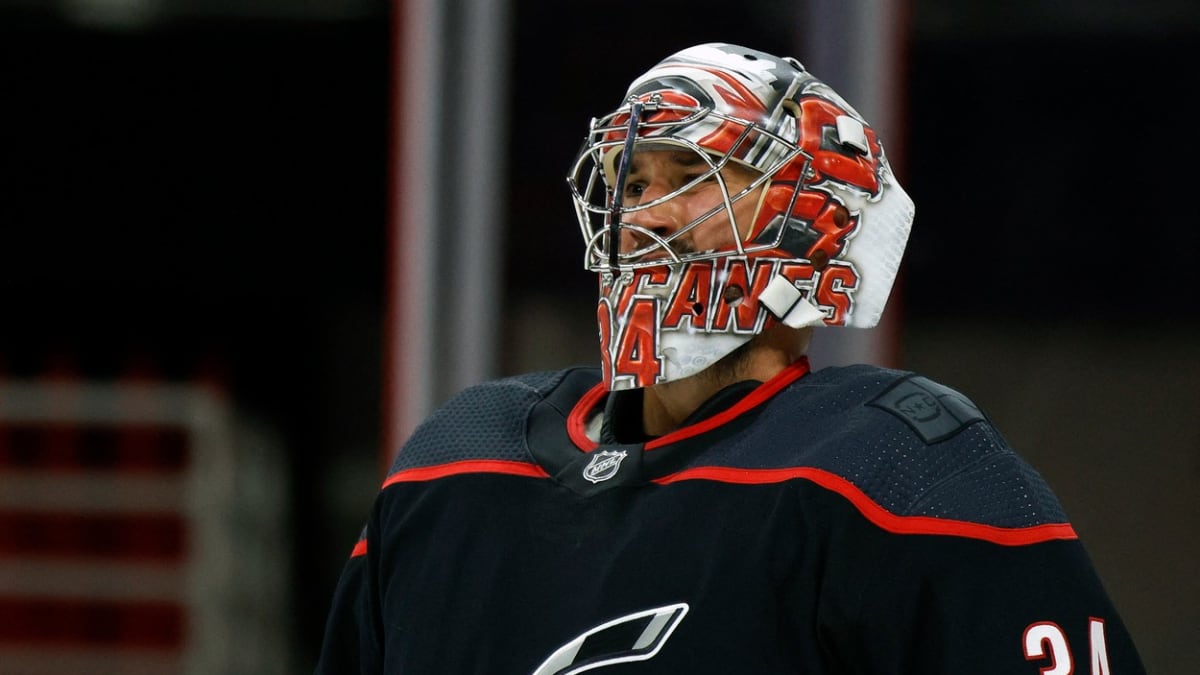 Český hokejový brankář Petr Mrázek se dohodl v NHL na tříleté smlouvě s Torontem.