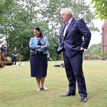 Britský premiér řeší trapné situace se svým psem