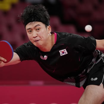 Korejský stolní tenista Jeoung Youngsik na olympijských hrách v Tokiu.