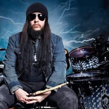 Jeden ze zakládajících členů skupiny Slipknot, bubeník Joey Jordison, zemřel.