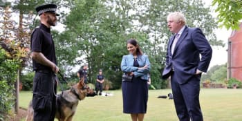 Britský premiér řeší trapné situace. Jeho pes v „milostném puzení“ obskakuje nohy lidí