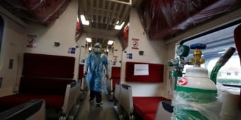 Bezmocní lékaři léčí pacienty na parkovišti. Nakažené v Thajsku odváží vlaky z Bangkoku