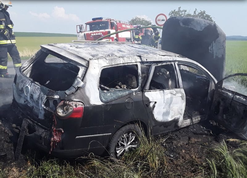 Dvě jednotky hasičů likvidovaly požár osobního vozidla po střetu s motocyklem u Vícova na Prostějovsku. 