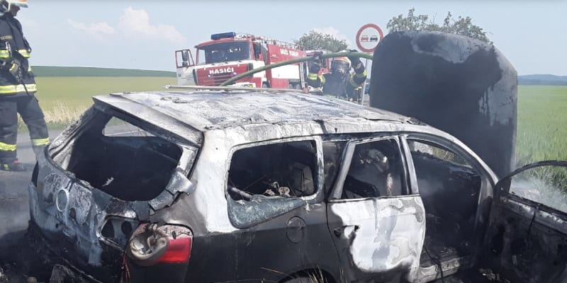 Dvě jednotky hasičů likvidovaly požár osobního vozidla po střetu s motocyklem u Vícova na Prostějovsku. 