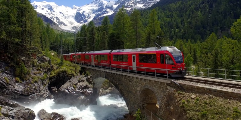 Bernina Express přejíždí přes most.