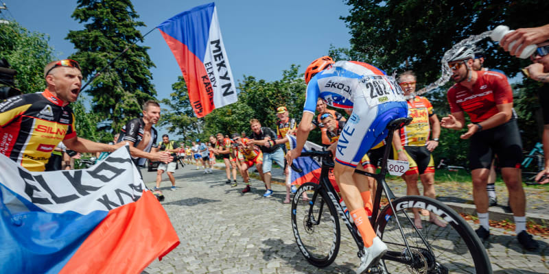 Diváci vytvářejí v Česku tradičně divokou atmosféru při cyklistických závodech.