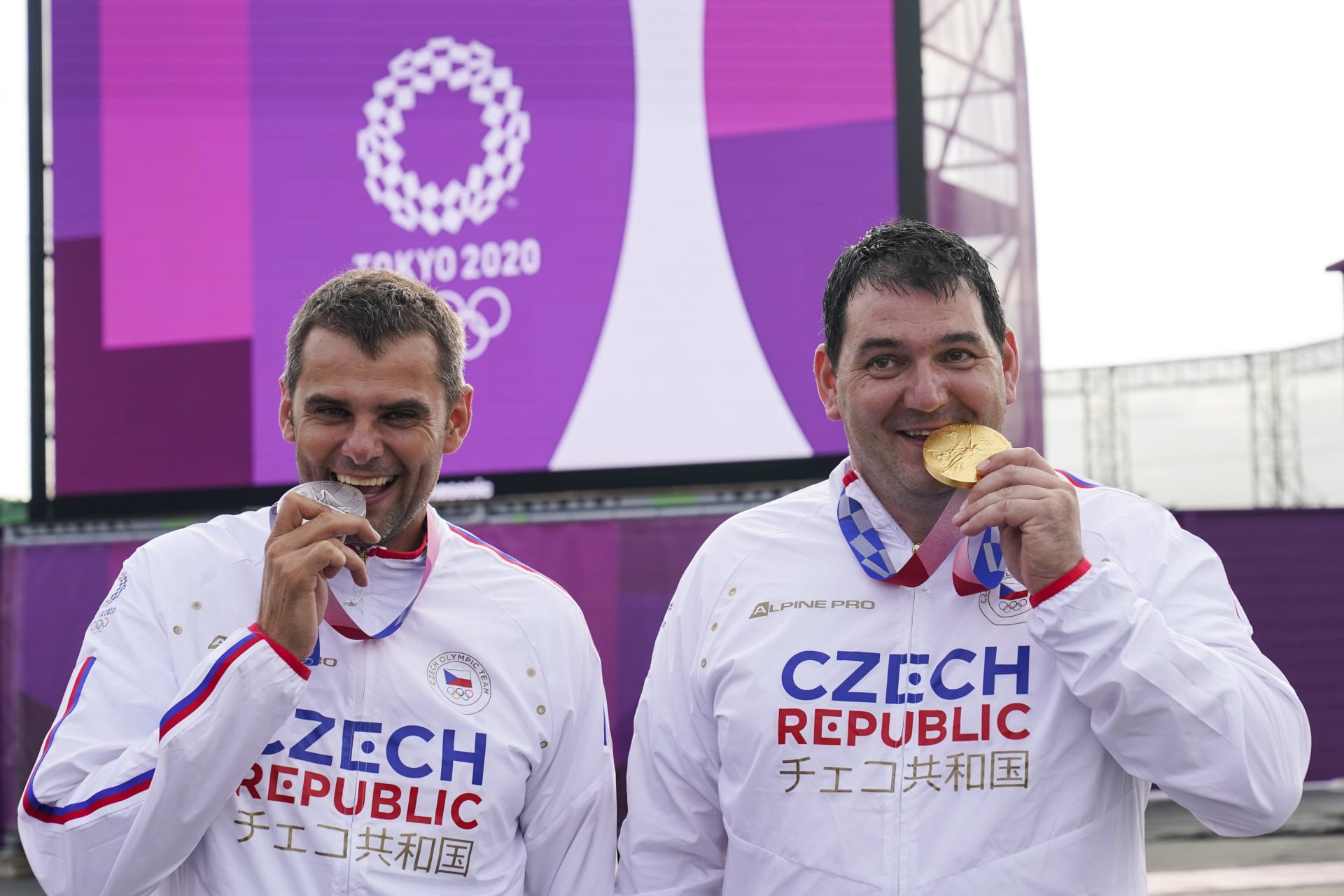 Stříbrný David Kostelecký (vlevo) a zlatý olympijský vítěz Jiří Lipták