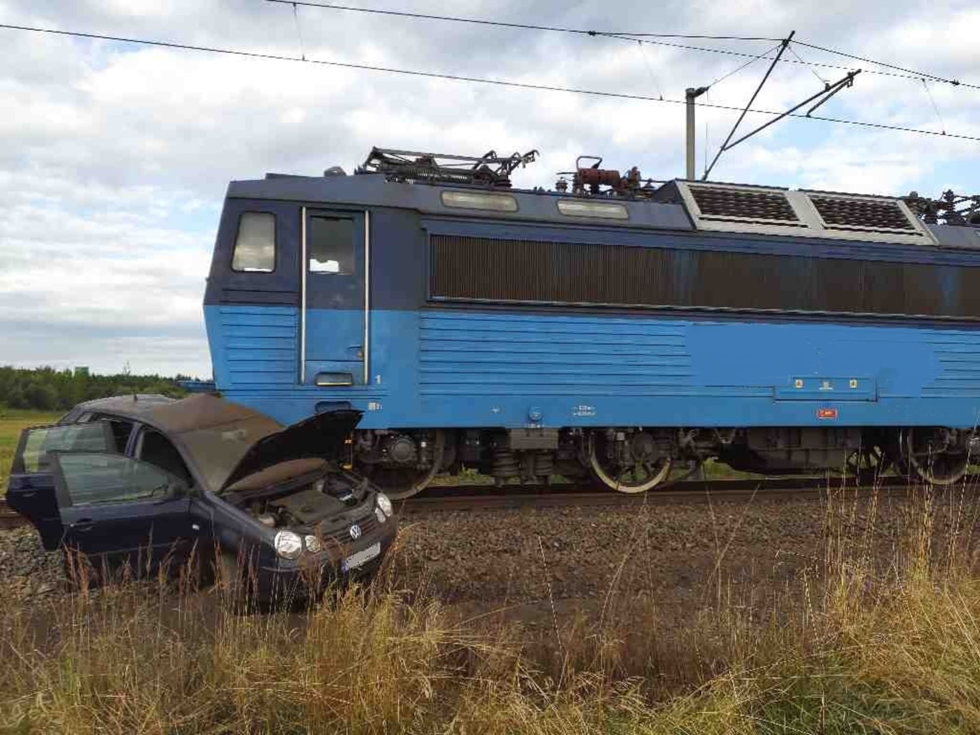 Vlak smetl auto a vlekl ho desítky metrů. Řidička vozu málem zemřela.
