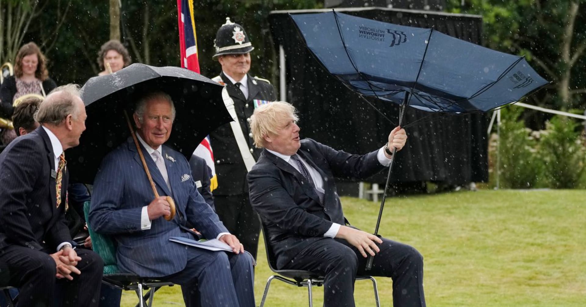 Boris Johnson proslul i některými úsměvnými momenty. Na snímku například zápasí s deštníkem.