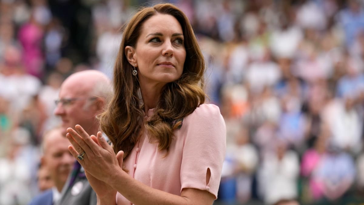 Kate Middletonová musela snášet snobské vtípky, které mířily na její matku Carole.