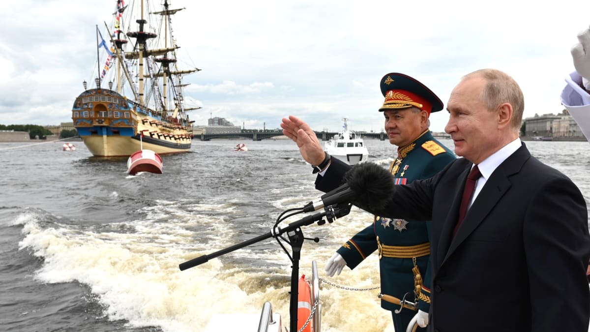 Vladimir Putin na námořnické přehlídce. (Autor: Twitter/Novakova Anna)