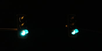 Jak si v noci na semaforu nahodit zelenou? Problikávání dálkovými světly je jen mýtus