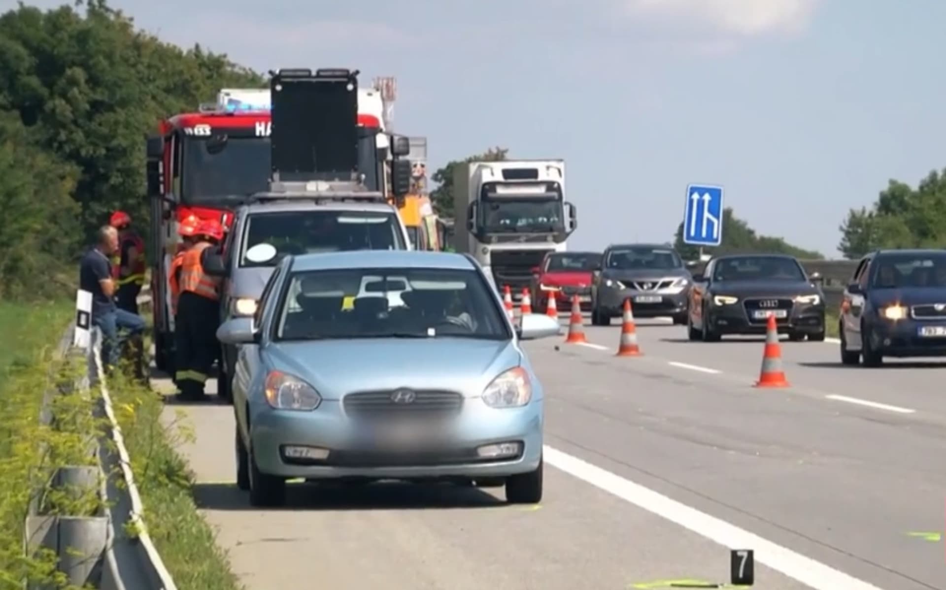 Vážná nehoda zastavila provoz na dálnici D1 ve směru z Vyškova na Brno. Kamion tam srazil ženu.