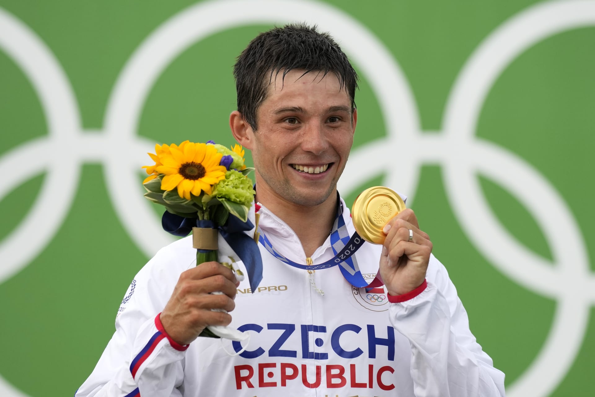 Kajakář Jiří Prskavec si v Tokiu vybojoval zlatou olympijskou medaili.