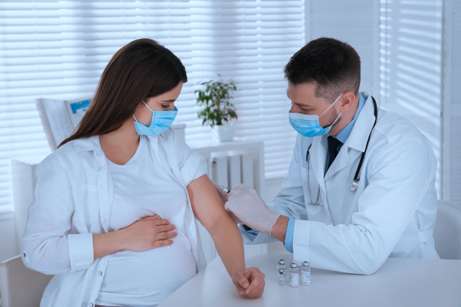 Odborníci očkování v těhotenství doporučují, ideálně ve druhém trimestru. 