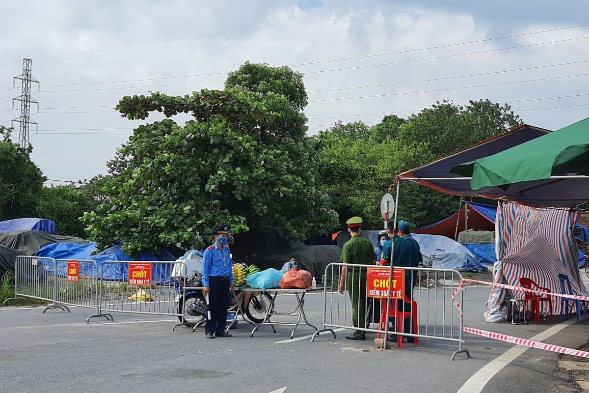 Hlavní město Hanoj se na řadě míst dočkalo checkpointů, policie chce mít pod palcem, kdo vstupuje do metropole. 