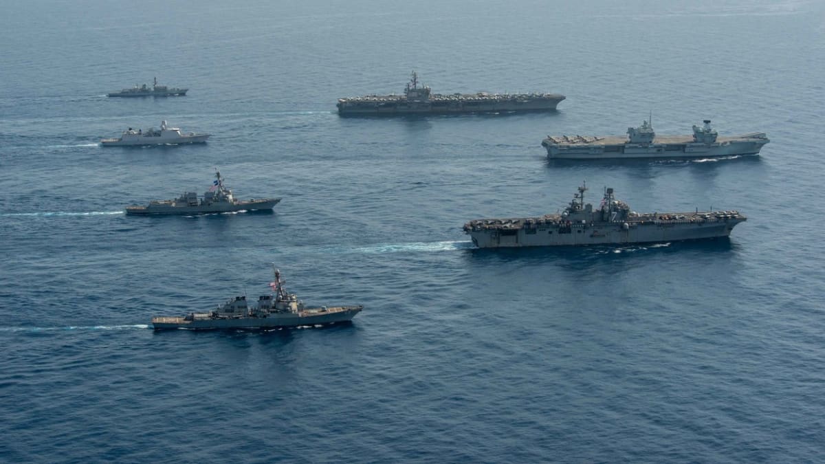 Britská flotila vyfotografovaná v Adenském zálivu při cestě na východ do Indonéského oceánu.