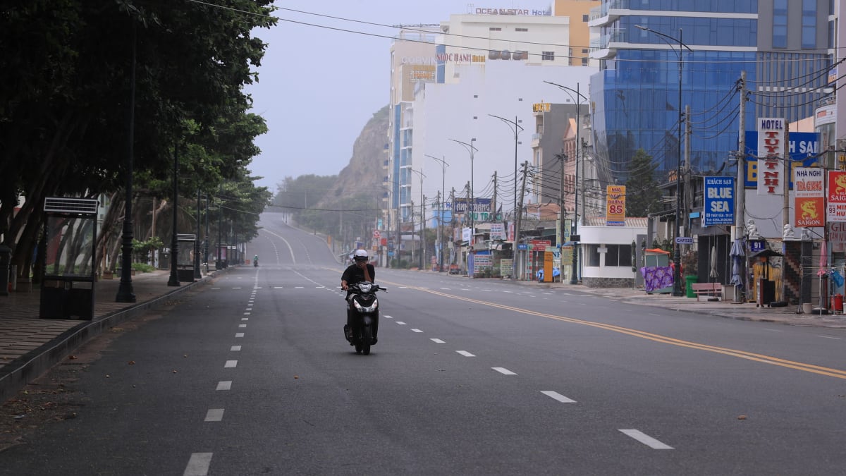 Prakticky v celém jižním regionu Vietnamu jsou prázdné silnice. Ven se může jen za mimořádných okolností, všichni raději zůstávají doma.
