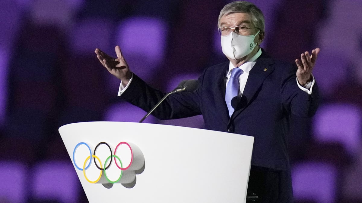 Prezident MOV Thomas Bach mluví a gestikuluje při zahájení olympijských her v Tokiu. 