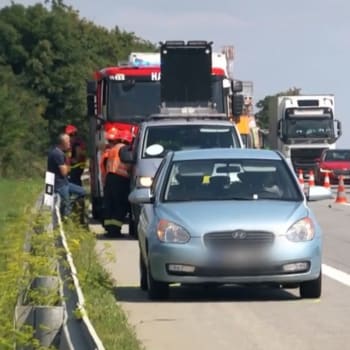 Vážná nehoda zastavila provoz na dálnici D1 ve směru z Vyškova na Brno. Kamion tam srazil ženu.