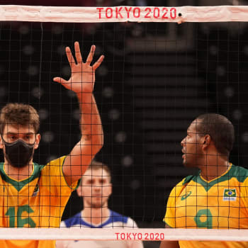 Brazilský volejbalista Lucas Saatkamp s rouškou při zápase na olympijských hrách.