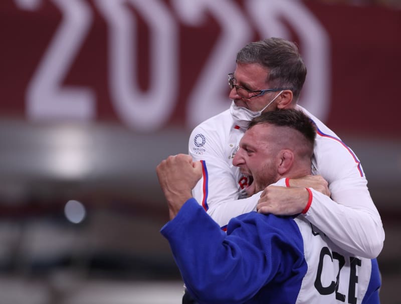 Judista Lukáš Krpálek oslavuje s trenérem Petrem Lacinou zlato na olympiádě v Tokiu.
