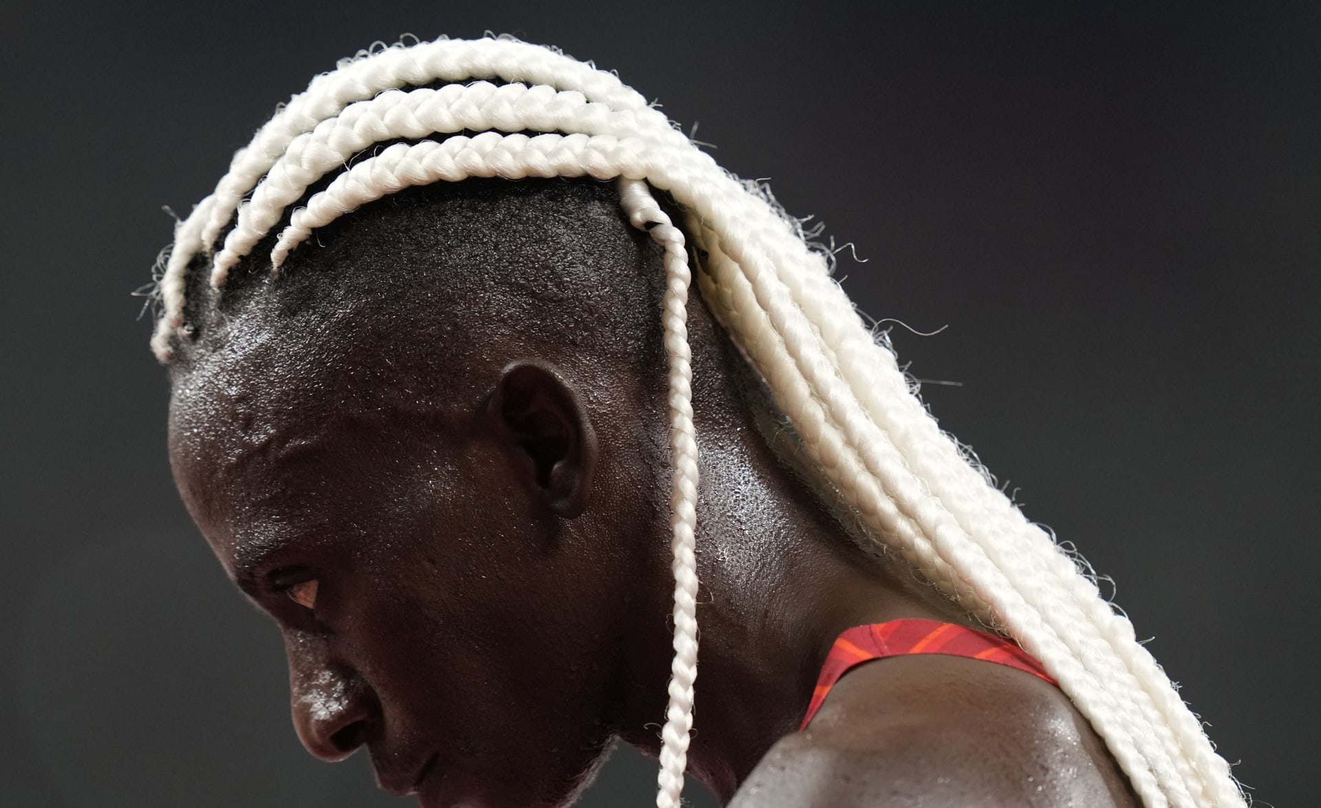 Mezi atletkami zaujala i hlava burundské běžkyně na 5000 metrů Francine Niyonsabaové 