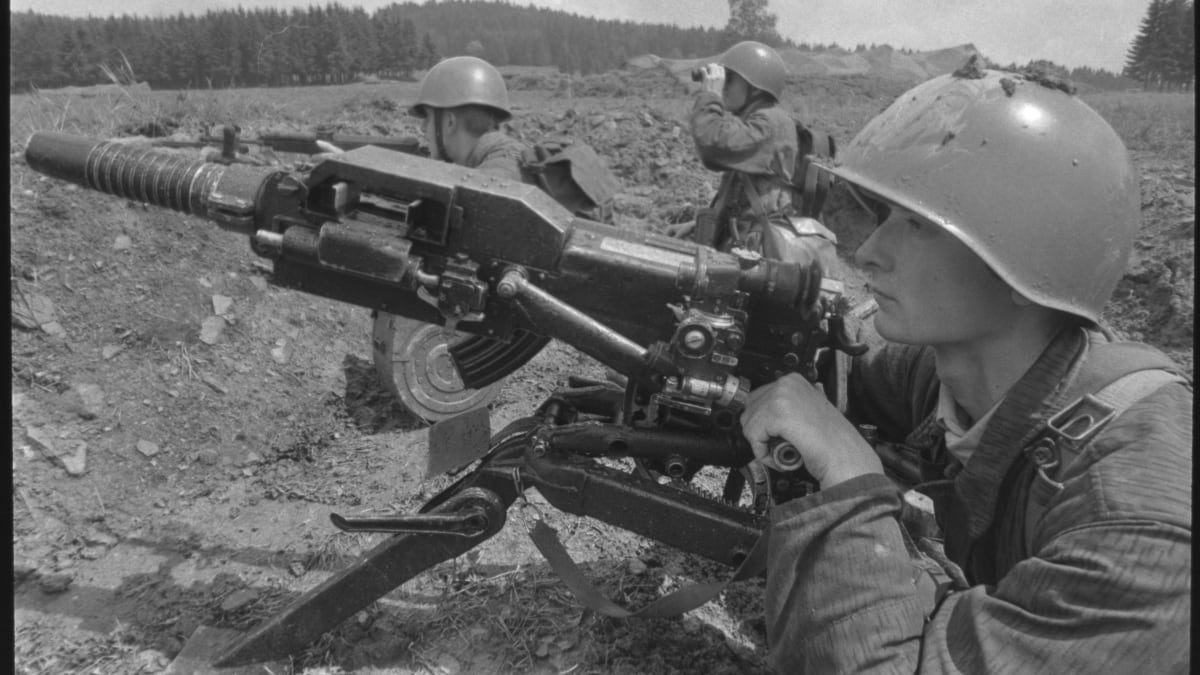 Dělostřelecká příprava vojáků Československé lidové armády