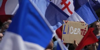 Macrone, podej demisi! Přes 200 tisíc Francouzů protestovalo proti covidovým pasům 